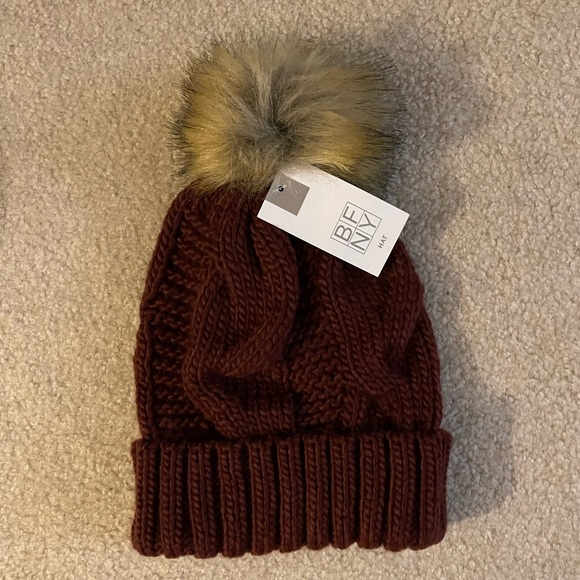 Cable knit beanie with fur tassel - gray and burgundy - Picture 3 of 3